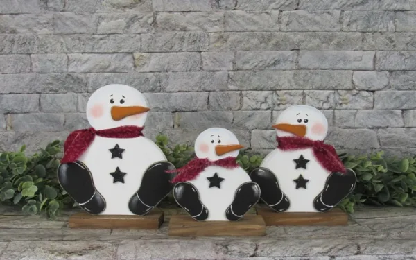 Wood Sitting Snowman Family on Bases Craft Kit